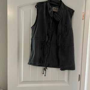 Bery nice cotton vest. HAs  xipper and snaps. Never worn. New without tag’s